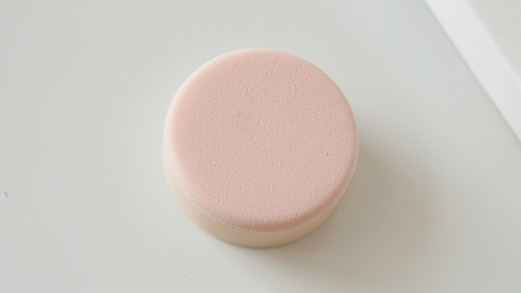 Detalle fotográfico relacionado con Mi factura de maquillaje bajó un 20% cuando dejé de usar la esponja falsa